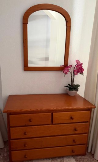 Cómoda de madera con espejo
