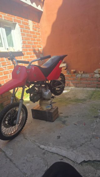 Moto roja estilo enduro/motocross