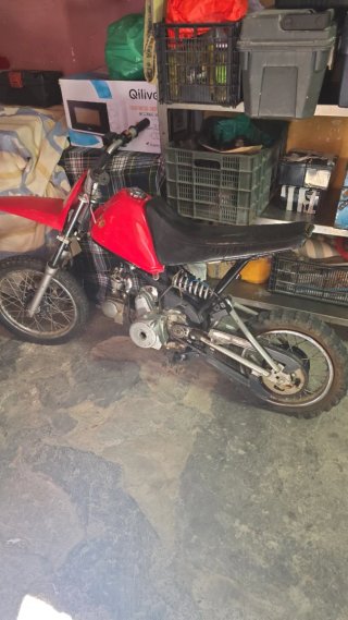 Moto roja estilo enduro/motocross