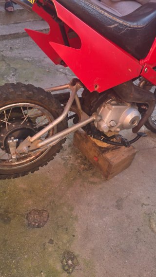 Moto roja estilo enduro/motocross