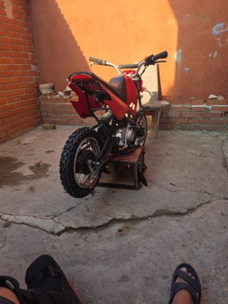 Moto roja estilo enduro/motocross