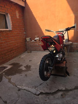 Moto roja estilo enduro/motocross
