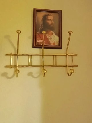 Perchero de pared dorado