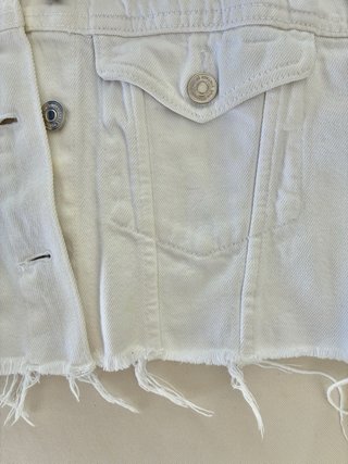 Chaqueta vaquera cropped blanca Stradivarius