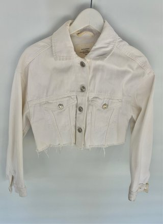 Chaqueta vaquera cropped blanca Stradivarius