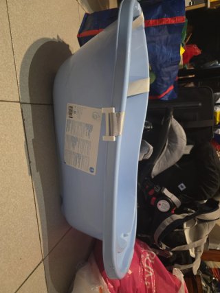 Bañera de bebé azul con soporte