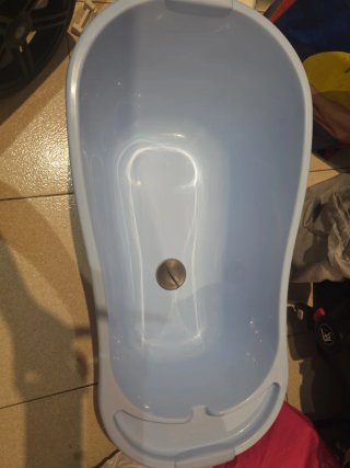 Bañera de bebé azul con soporte