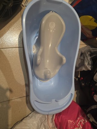 Bañera de bebé azul con soporte