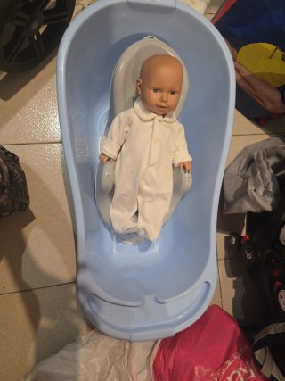 Bañera de bebé azul con soporte