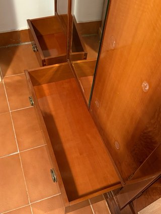 Armario de madera con puertas de espejo