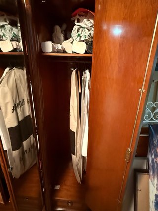 Armario de madera con puertas de espejo
