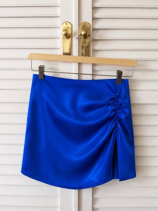 Falda satinada azul Stradivarius