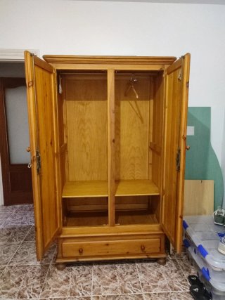 Armario de madera rústico de pino