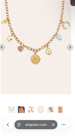Collar dorado con charms