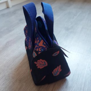 Neceser estampado con etiqueta