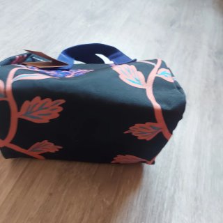 Neceser estampado con etiqueta