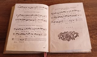 Libro antiguo pergamino. "UFIZI DIVINI" 1738