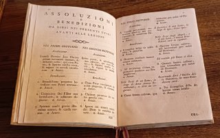 Libro antiguo pergamino. "UFIZI DIVINI" 1738