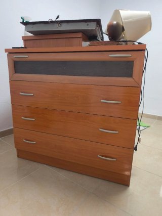 Cómoda + 2 mesitas de noche + madera con espejo