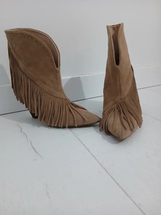 Botines de piel con flecos y tachuelas. Chulisilos