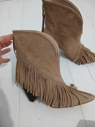 Botines de piel con flecos y tachuelas. Chulisilos