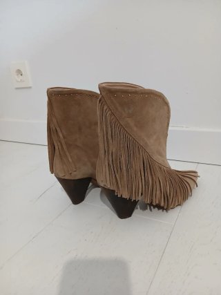Botines de piel con flecos y tachuelas. Chulisilos