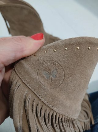 Botines de piel con flecos y tachuelas. Chulisilos
