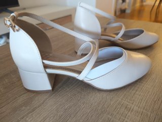 Zapatos beige de tacón con tiras
