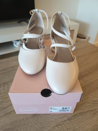 Zapatos beige de tacón con tiras