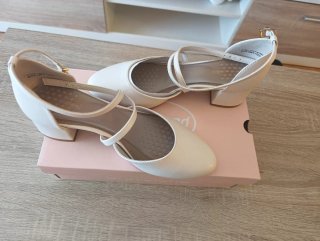 Zapatos beige de tacón con tiras