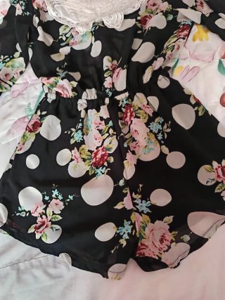 Mono corto floral con lunares