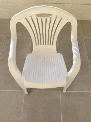Sillas de plástico blancas para jardín .
