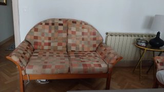 Sofá de madera con respaldo curvo