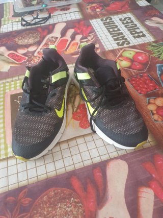 Zapatillas deportivas Nike negras y verdes