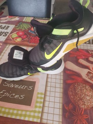 Zapatillas deportivas Nike negras y verdes