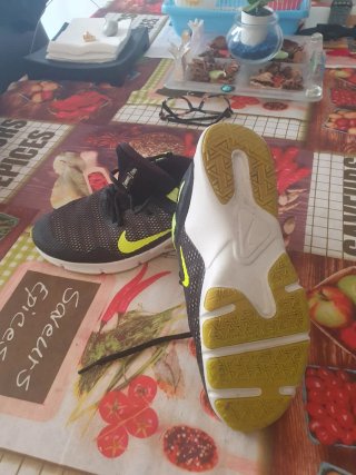 Zapatillas deportivas Nike negras y verdes