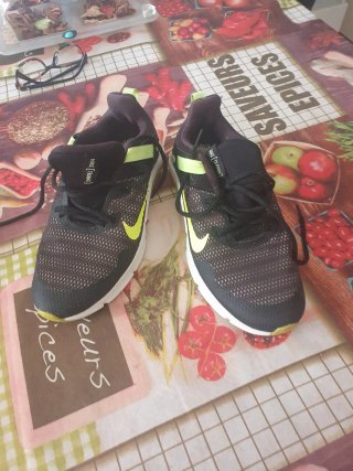Zapatillas deportivas Nike negras y verdes