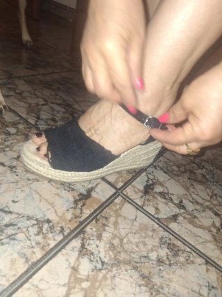 Sandalias cuña negras y beige