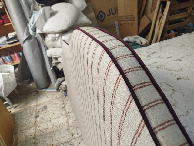 Cabecero tapizado beige con ribete