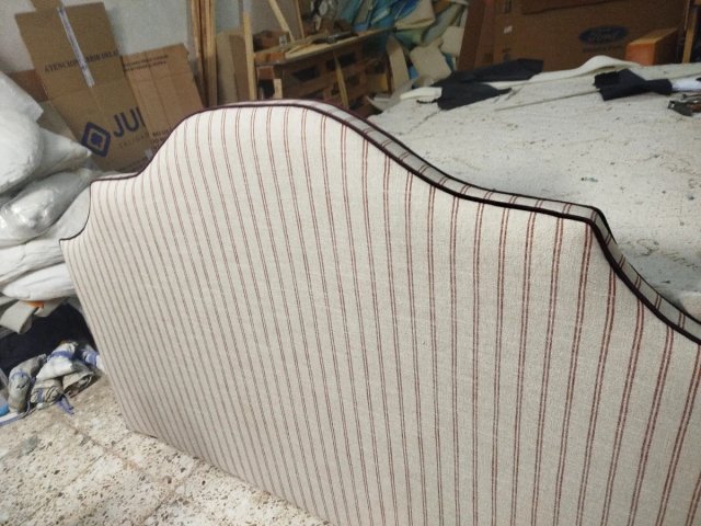 Cabecero tapizado beige con ribete