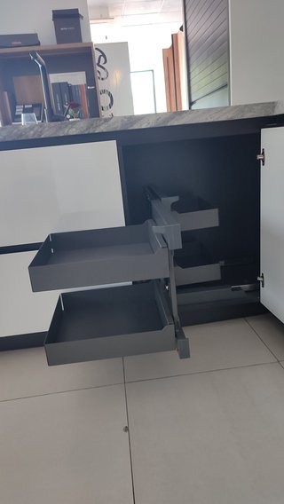 Cocina de exposición moderna con encimera de grani