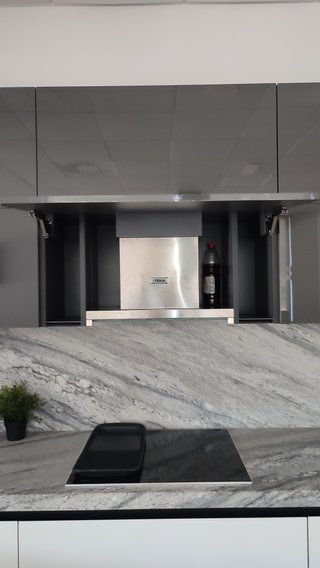 Cocina de exposición moderna con encimera de grani