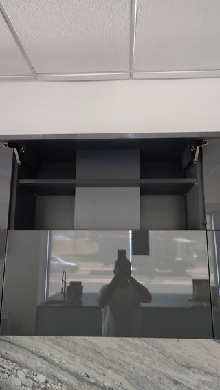 Cocina de exposición moderna con encimera de grani
