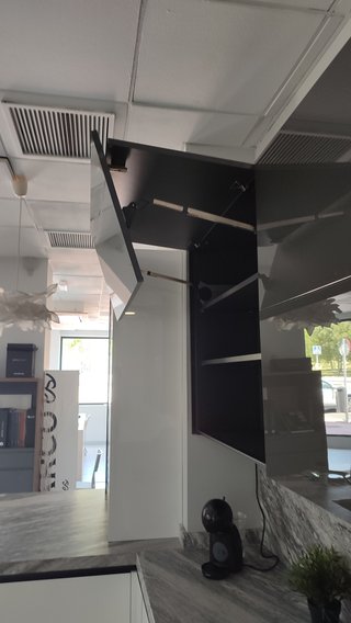 Cocina de exposición moderna con encimera de grani