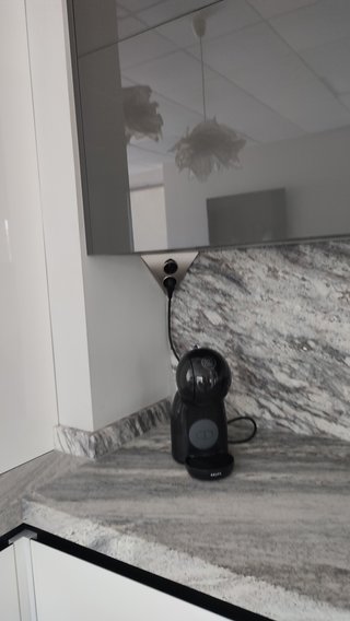 Cocina de exposición moderna con encimera de grani