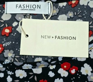 Blusa de manga corta negra floral.