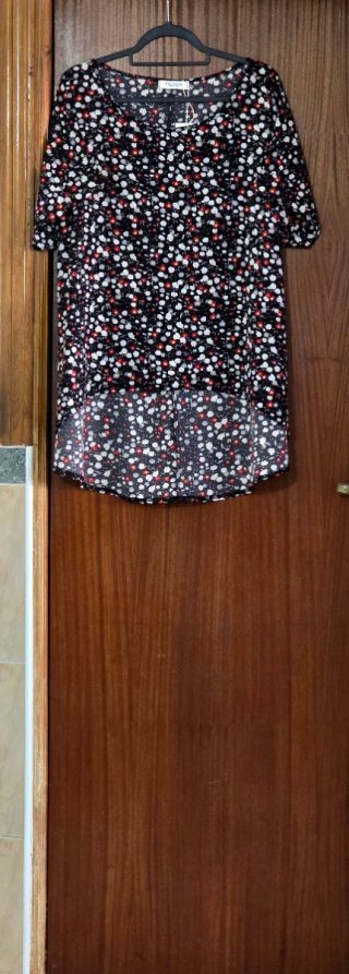 Blusa de manga corta negra floral.