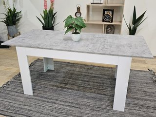 Mesa extensible gris con 6 sillas blancas