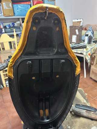 Asiento Yamaha Jog Negro y Amarillo
