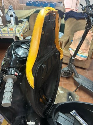 Asiento Yamaha Jog Negro y Amarillo